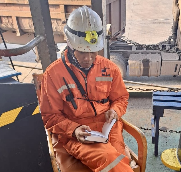 A seafarer holding a Bible received from the CSO